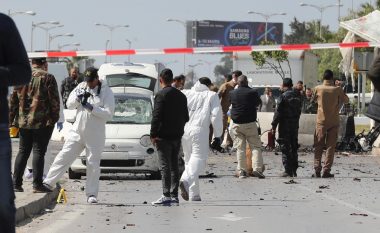 Dy persona hedhin veten në erë pranë ambasadës amerikane në Tunizi, plagosen pesë policë dhe një civil
