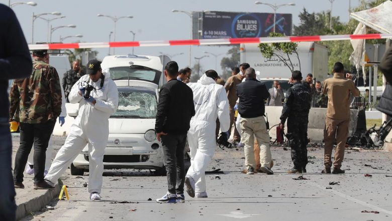 Dy persona hedhin veten në erë pranë ambasadës amerikane në Tunizi, plagosen pesë policë dhe një civil