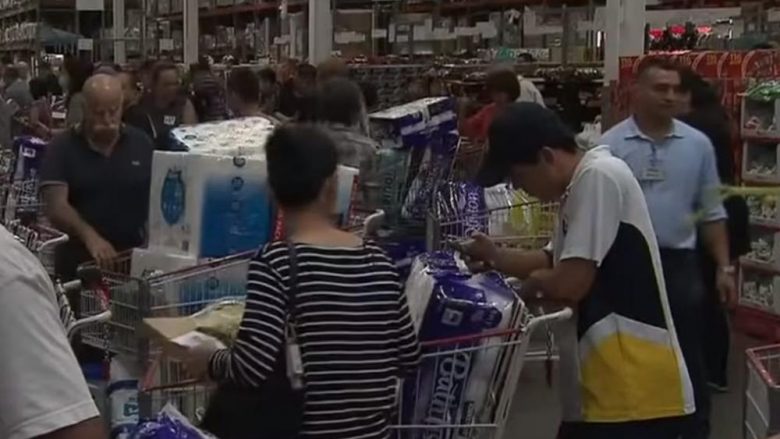 Frika nga coronavirusi, qytetarët australianë ia mësyjnë marketeve për të blerë letër tualeti – disa po humbin durimin dhe po kërcënojnë me thika