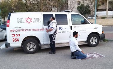 Një moment frymëzues në krizën e coronavirusit, një mysliman dhe një hebre luten së bashku