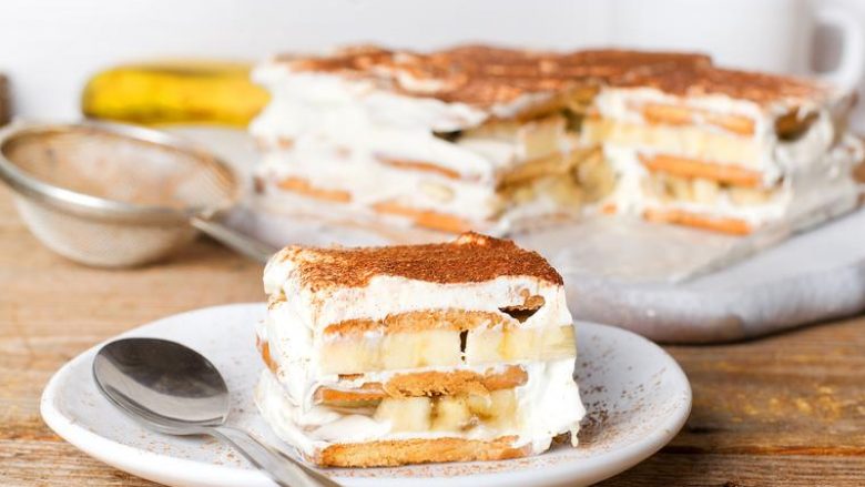 Tortë me keks dhe gjalpë dhe tri lloje pudingësh: Deserti më i butë dhe më i shijshëm pa e pjekur!