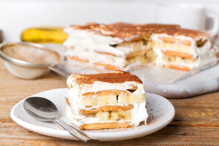Tortë me keks dhe gjalpë dhe tri lloje pudingësh: Deserti më i butë dhe më i shijshëm pa e pjekur!