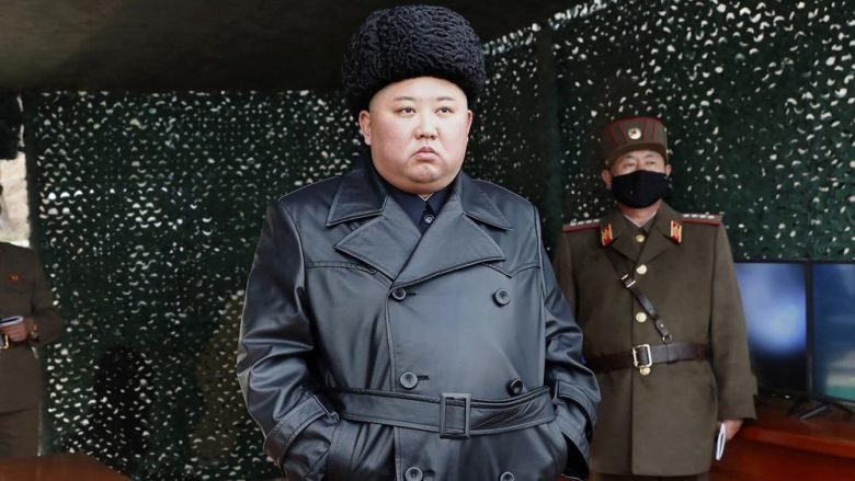 Kim Jong-Un fillon ndërtimin e një spitali “modern”, nuk e thotë asnjë fjalë për coronavirusin – e pranon se gjendja në sistemin shëndetësor nuk është e mirë