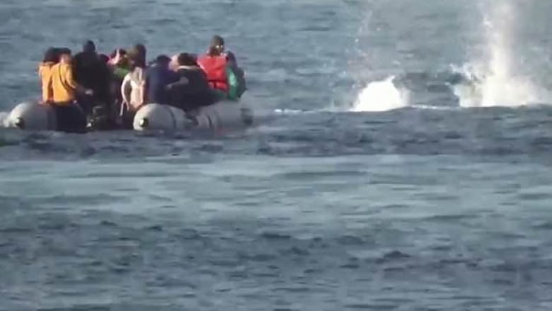 Publikohen pamjet – momenti kur rojet bregdetare greke “hapin zjarr” drejt varkës së refugjatëve në Egje
