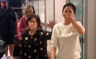 Momenti emocional kur gruaja nga Koreja e Jugut takon nënën e saj biologjike, për herë të parë pas 33 vjetësh