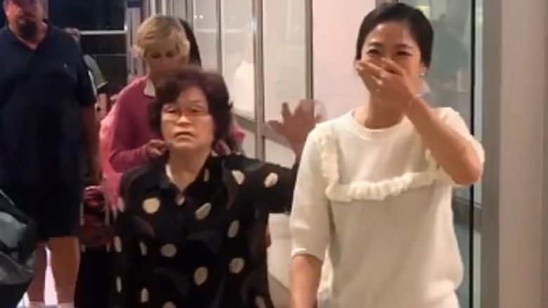 Momenti emocional kur gruaja nga Koreja e Jugut takon nënën e saj biologjike, për herë të parë pas 33 vjetësh