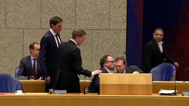 U alivanos në parlament, ministri holandez për trajtimin e coronavirusit jep dorëheqje