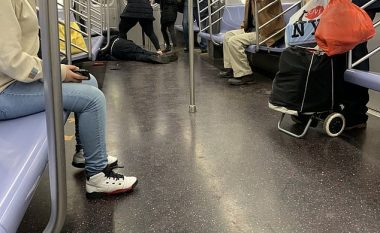 Burri rrëzohet në tren në Nju Jork dhe ndez panik mes të shpërthimit të coronavirusit