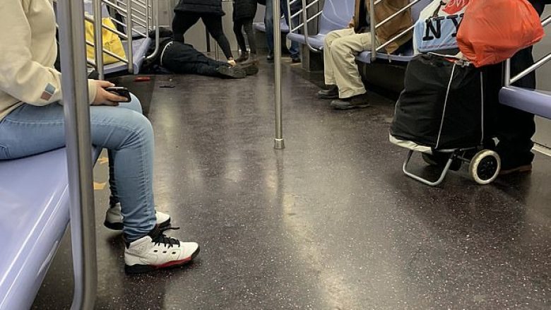 Burri rrëzohet në tren në Nju Jork dhe ndez panik mes të shpërthimit të coronavirusit