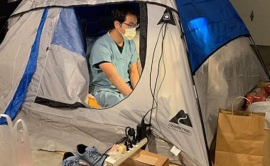 Mjeku që jeton në çadër për të mbrojtur familjen e tij nga Covid-19