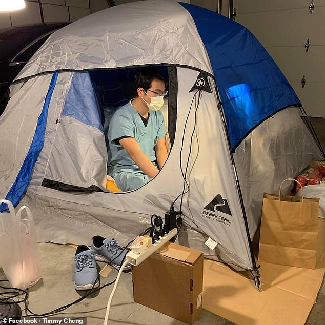 Mjeku që jeton në çadër për të mbrojtur familjen e tij nga Covid-19