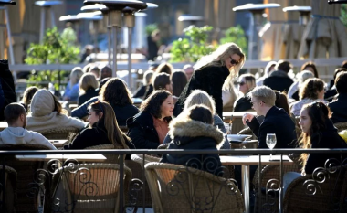 Suedezët po bëjnë jetë normale – kafenetë dhe restorantet janë plot, edhe mësimi po zhvillohet gjithashtu