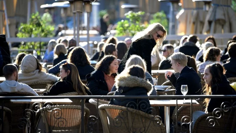 Suedezët po bëjnë jetë normale – kafenetë dhe restorantet janë plot, edhe mësimi po zhvillohet gjithashtu