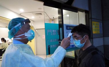 Kina “tejkalon” kulmin e krizës së epidemisë së coronavirusit, kompanitë e mëdha rifillojnë punën në provincën Hubei