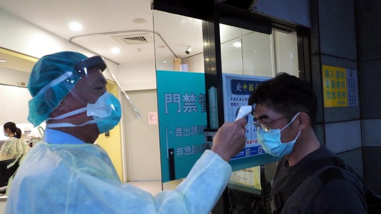 Kina “tejkalon” kulmin e krizës së epidemisë së coronavirusit, kompanitë e mëdha rifillojnë punën në provincën Hubei