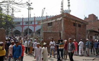 Mes dhunës së madhe dhe trazirave të shumta banorët hindu ndihmojnë familjet myslimane në Nju Delhi