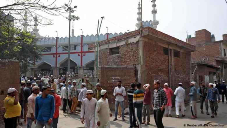 Mes dhunës së madhe dhe trazirave të shumta banorët hindu ndihmojnë familjet myslimane në Nju Delhi