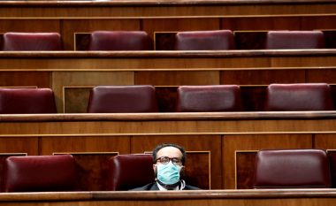 Deputetët në shtëpi për shkak të coronavirusit, kryeministri i Spanjës i drejtohet parlamentit gati të boshatisur