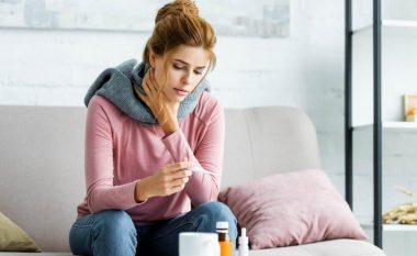 Hani hudhër dhe shmangni alkoolin: Hidhjani ftohjes dhe gripit