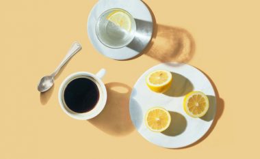Pse shumë njerëz po konsumojnë kafe me limon