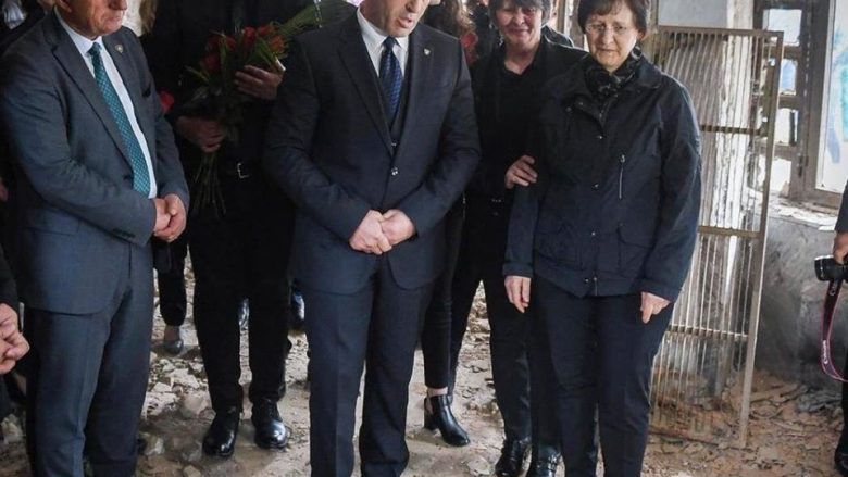 Haradinaj kujton familjen Berisha nga Suhareka: Le të mbetet kjo masakër në ndërgjegjen e atyre që sot ende po kërkojnë nga Kosova
