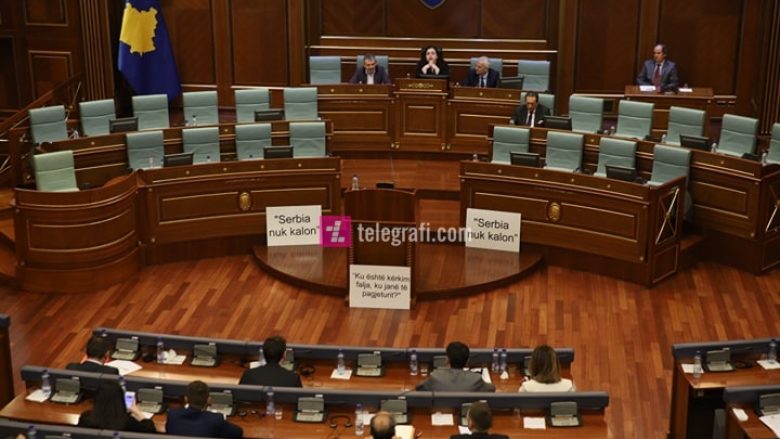 Deputetët e AAK-së aksion kundër heqjes së taksës, vendosin në Kuvend pankarta me mbishkrim “Serbia nuk kalon”