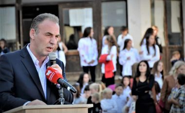 Limaj uron mësimdhënësit: Shkolla shqipe gjithmonë ka qenë vatër ku është kultivuar dija dhe dashuria për atdheun