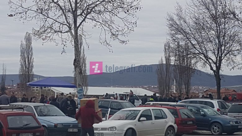 Serbët në veri të Mitrovicës nuk e respektojnë vendimin e Qeverisë – bëjnë pazare në një treg ku shiten edhe shpezët
