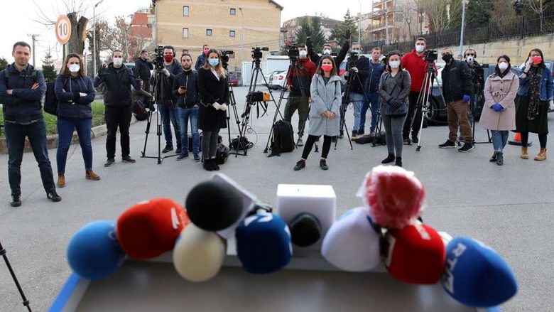 IKSHPK apel medieve: Keni obligim të mos grumbulloheni dhe të mbani distancë