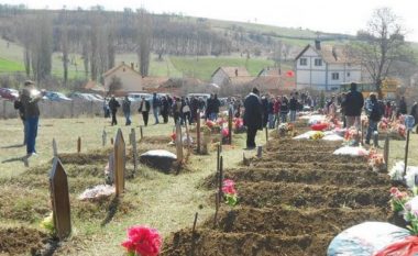 Thaçi përkujton Masakrën e Izbicës: Askush ende nuk ka dalë para drejtësisë për këtë krim