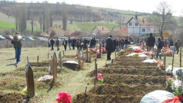 Thaçi përkujton Masakrën e Izbicës: Askush ende nuk ka dalë para drejtësisë për këtë krim