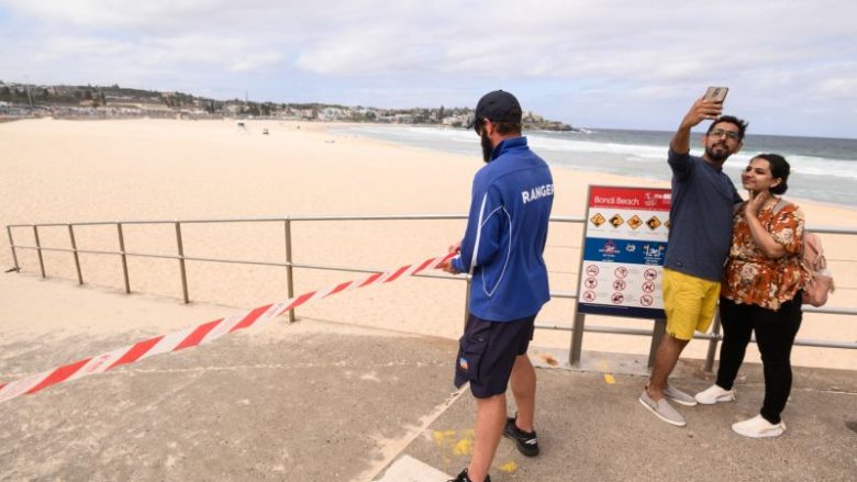 Shkak coronavirusi: Numër i madh i njerëzve, policia mbyll një plazh në Sidnei të Australisë