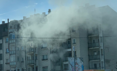 Një banesë në Ferizaj kaplohet nga flaka