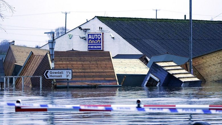 Britania e Madhe goditet nga një stuhi e fuqishme me erëra mbi 100 kilometra në orë, si dhe të reshura shiu që vërshuan shumë zona