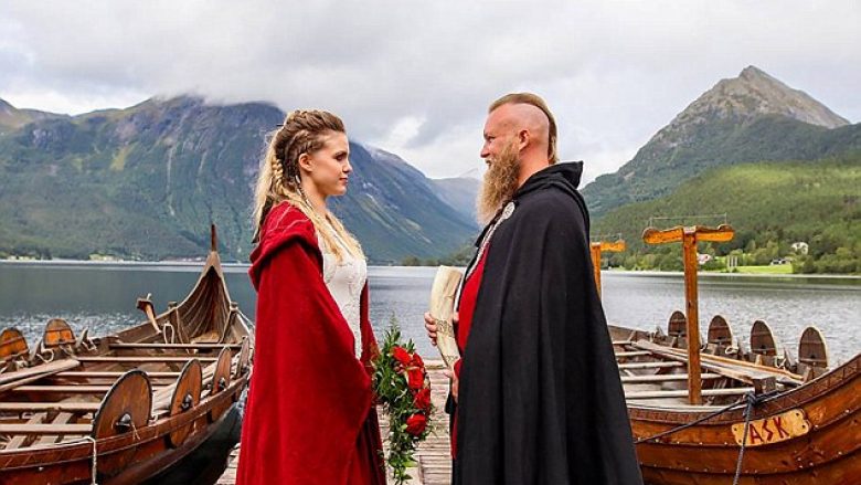 Çifti norvegjez bëhen të parët në 1,000 vjet, që martohen në një ceremoni tradicionale vikingësh