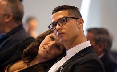 Ronaldo udhëton drejt Madeiras për t’i qëndruar pranë nënës së tij