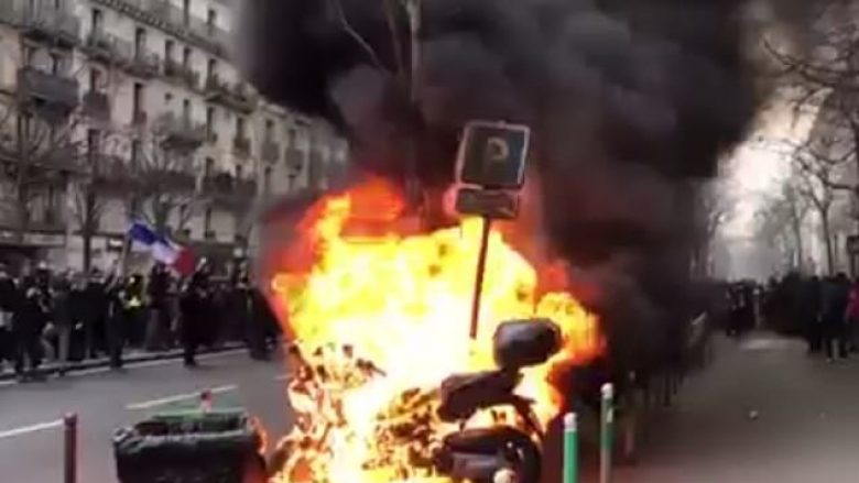 Demonstruesit në Francë nuk e përfillën ndalesën për grumbullim shkaku i coronavirusin, iu kundërvunë dhunshëm policisë në demonstratat kundër qeverisë