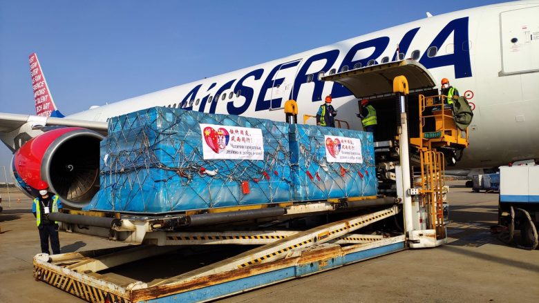 Lufta kundër coronavirusit, aeroplani me mjekë kinezë zbarkon në Beograd – priten nga presidenti Vuçiq