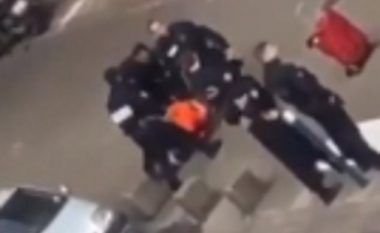 Forcat policore franceze po arrestojnë dhunshëm kalimtarët që po dalin në rrugë gjatë kohës së bllokimit kombëtar