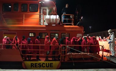 Forcat bregdetare në Spanjë e ndaluan një barkë me 113 refugjatë nga Afrika, përpiqeshin të hynin duke shfrytëzuar errësirën