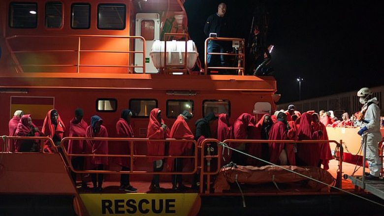 Forcat bregdetare në Spanjë e ndaluan një barkë me 113 refugjatë nga Afrika, përpiqeshin të hynin duke shfrytëzuar errësirën