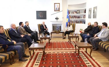 Ministrja Dumoshi priti në takim kryetarin e KOK-ut dhe disa nga krerët e Federatave Sportive