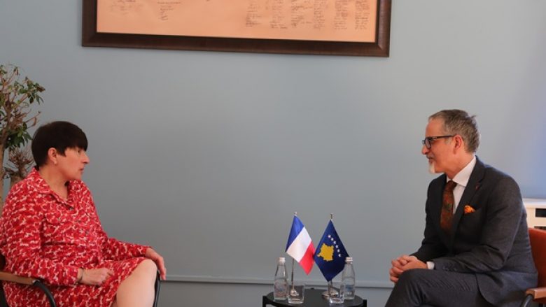 Vitia dhe ambasadorja franceze bisedojnë rreth masave në Kosovë kundër Covid-19