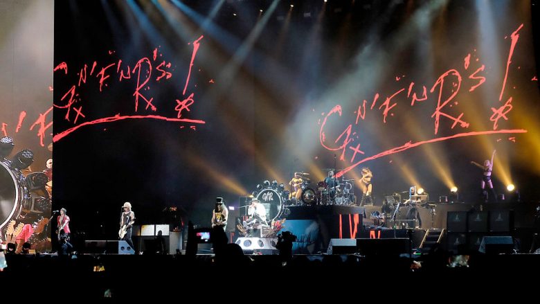“Guns N’ Roses” refuzojnë ndërprerjen e turneut, mbajnë koncert në Meksikë