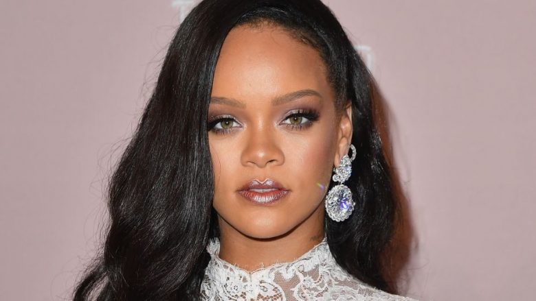 Rihanna dhuron pesë milionë dollarë për të ndihmuar njerëzit përmes fondacionit të saj, Clara Lionel