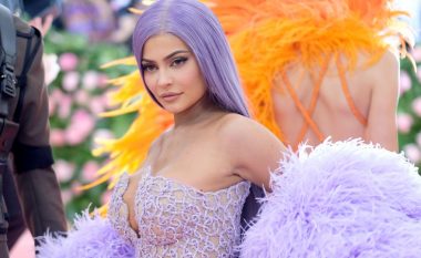 Kylie Jenner iu bën thirrje fansave: Është shumë e rëndësishme që të vetë-izolohemi tani