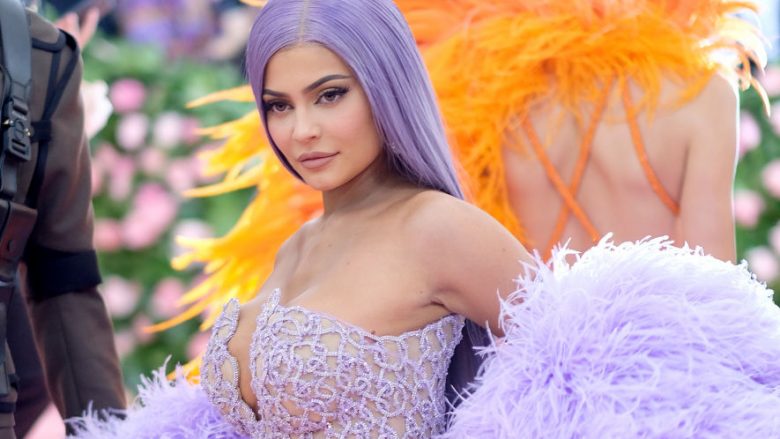 Kylie Jenner iu bën thirrje fansave: Është shumë e rëndësishme që të vetë-izolohemi tani