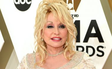 Dolly Parton thotë se pandemia e coronavirusit është një mësim nga Zoti: Mos u frikësoni