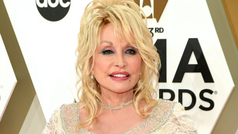 Dolly Parton thotë se pandemia e coronavirusit është një mësim nga Zoti: Mos u frikësoni