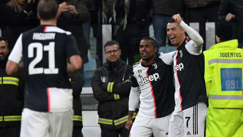 Futbollistët e Juventusit po fotografoheshin pas fitores, por Douglas Costa mbeti i shokuar nga bicepsi i Ronaldos